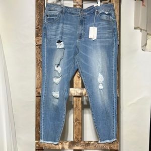Kancan for Maurices light wash distressed five pocket skinny jeans. Size 20 NWT.